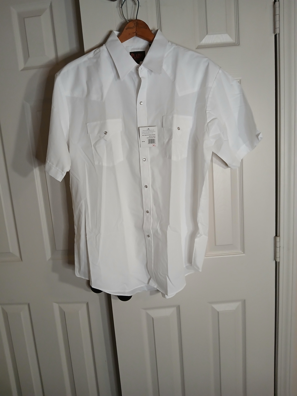 Men's Short-Sleeve White Button-Down Shirt with Dual Chest Pockets